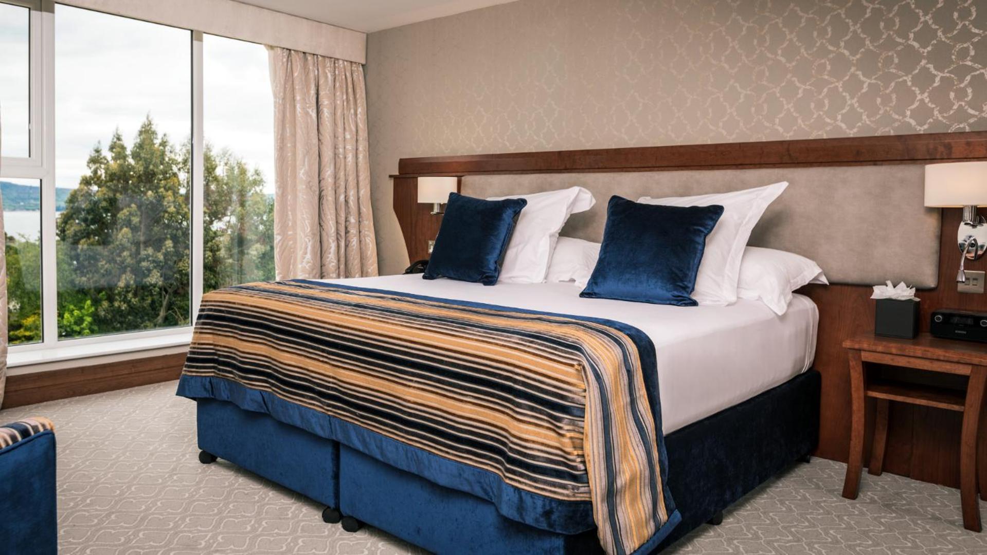 The Culloden Estate And Spa Holywood  Bagian luar foto A bedroom at the hotel